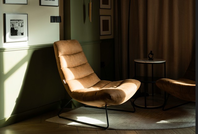 20th-century interior with an iconic modernist furniture piece, reflecting key design styles of the era.